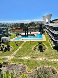 Superbe appartement spacieux avec terrasse vue piscine