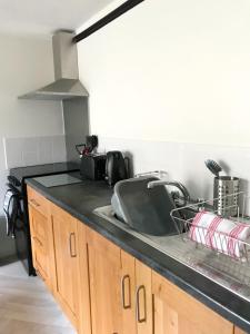 April Lodge The Beach Hut - 1Bed Apartment Near the Beach-Parking-Couples-Friends-Professionals