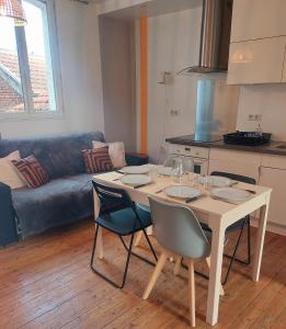 Les Belles Terrasses Dieppe ,3 appartements , LE VEGETAL de 1 a 8 personnes , LE TROPICAL de 1 a 6 personnes , LE FLORAL avec TERRASSE de 1 a 3 personnes , quartier calme au stationnement gratuit a cote de l'avenue verte : photos des chambres