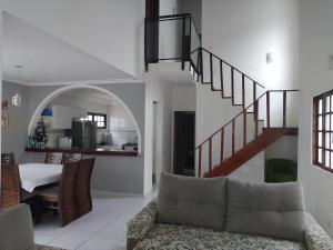 Linda Casa, 3 quartos, acomoda 10 pessoas, há 1,5 km da praia da Enseada