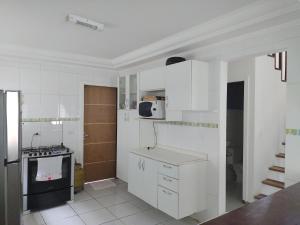 Linda Casa, 3 quartos, acomoda 10 pessoas, há 1,5 km da praia da Enseada