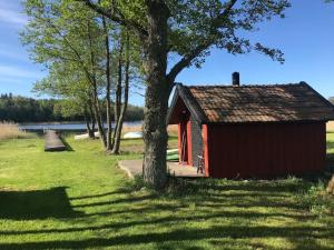 Cozy lodge at horse farm with lake and sauna