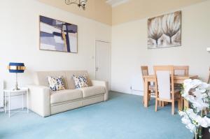 Central Cheltenham, Regency 1st Floor Apartment with PARKING, Cavalier Suite - Sleeps 6