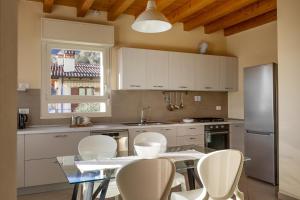 Casa con ampio terrazzo, vista lago e giardino