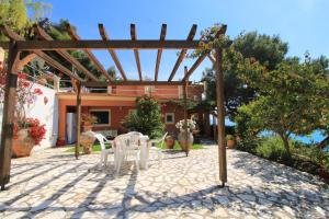 Villa Takis on Pelekas beach Apartment A with private garden and sea view