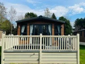 Fairview Lodge with Hot Tub - Allerthorpe