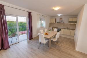 Luxury Villa Paloma Blanca with Heated Pool