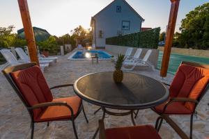 Luxury Villa Paloma Blanca with Heated Pool