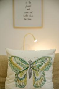 Apt with Fluffy Beds & Private Patio