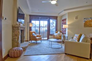 Crystal Peak Pioneer Condo: Slopeside Luxury