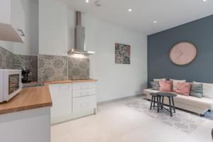 Chic & Comfortable Apartment, Private Terrace