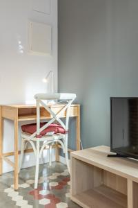 Apt with Antique Floor & lots of Sun Light