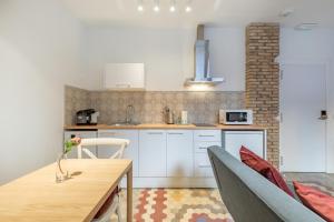 Apt with Antique Floor & lots of Sun Light