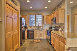 Mountainside Grand Lake Condo with Patio!