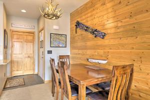 Mountainside Grand Lake Condo with Patio!