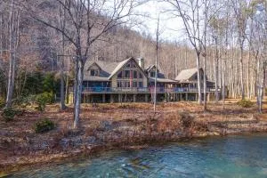 Serenity on the River Luxe Lewisburg Cabin! - 刘易斯堡