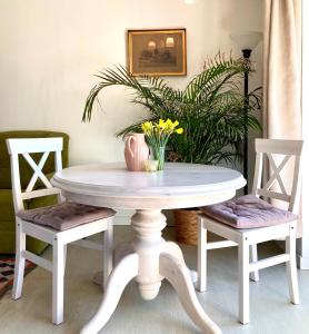 Gemütliche Wohnung mit Sonnenterrasse im blauen Holzhaus