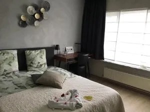 Guesthouse De Steenberg tweepersoonskamer met grote badkamer, kitchenette en tuinzicht op de eerste verdieping - Westerlo