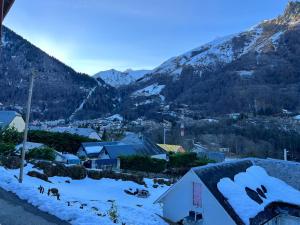 T2 bis 40M2 5P. Vue. Balcon. Parking. Piscine été.