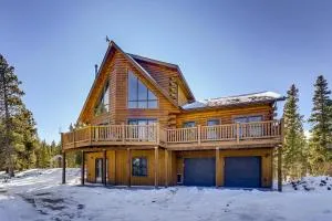 Large acreage welcomes the whole family, with space to enjoy outside and inside - Alpine Vista Cabin - Alma