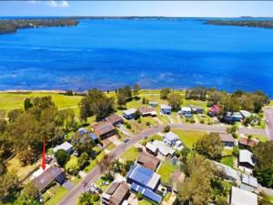 Lakeside Gem - Lakeview Holiday Home