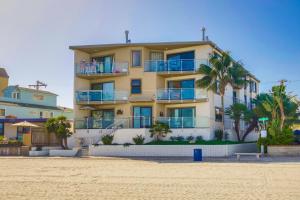 Cohasset Getaway Unit #3 Fantastic beachside vacation home with balcony & washerdryer