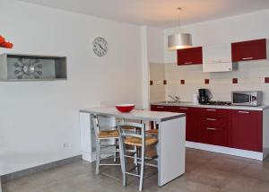 Appartements Seaside apartment with beach service : photos des chambres