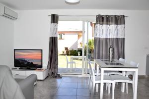 Appartements Seaside apartment with beach service : photos des chambres