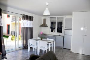 Appartements Seaside apartment with beach service : photos des chambres