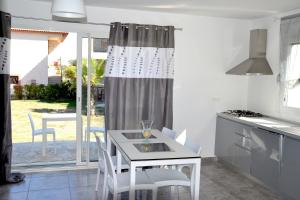 Appartements Seaside apartment with beach service : photos des chambres