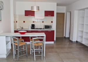 Appartements Seaside apartment with beach service : photos des chambres