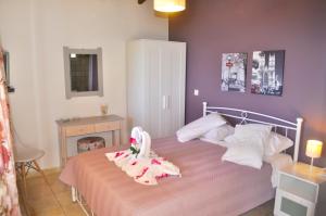 Villa Takis on Pelekas beach Small house with garden and sea view