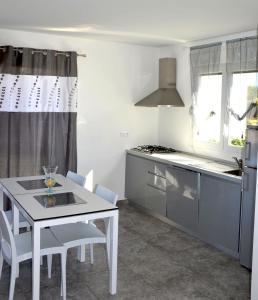 Appartements Seaside apartment with beach service : photos des chambres