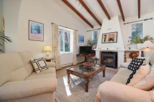 Ladera by Aguilarent