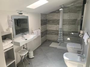 Deluxe Room (2 Adults + 1 Child)