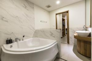 Phòng Suite Hướng hồ bơi (Suite Pool View)