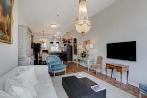 Luxury Two-Bedroom Apartment with Canal View room in Keizersgracht Residence