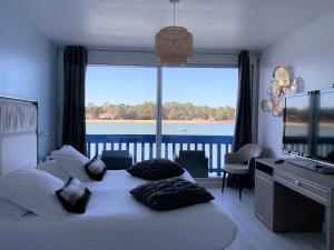 Hotels Le Relais Du Lac : Chambre Triple Supérieure avec Balcon et Vue sur le Lac