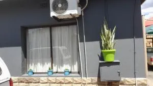 Paul & Mollie's Guest House - Brits