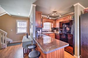 1 Mi to Slopes! Beech Mtn Haven with 3 Decks and Views