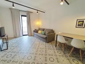 Liceu Apartments by gaiarooms