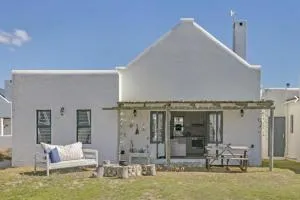 Cheerful Cottage on Britannia Beach, West Coast - Britannia Bay
