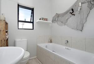 Cheerful Cottage on Britannia Beach, West Coast