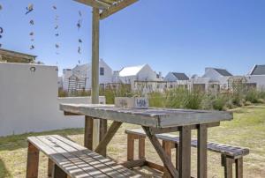 Cheerful Cottage on Britannia Beach, West Coast