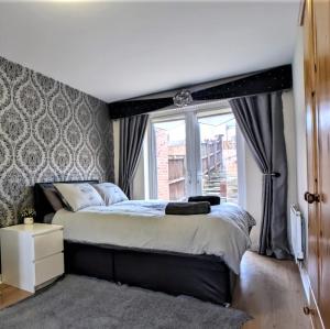 4 Bedrooms 3 Baths Townhouse Near City Centre FREE Parking