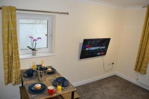 Olive Tree 2 bed Apartment - STAYSEEKERS