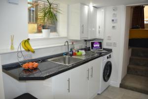 Willow Tree 1 bed Apartment - STAYSEEKERS