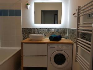 Appartements Tout confort ! Calme, Climatisation, Vue Degagee, Ville ,Parking Gratuit, Ascenseur, Wifi : photos des chambres