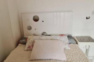 Single bedroom in a shared apartment Girls only hosting family
