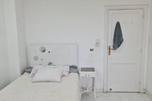 Single bedroom in a shared apartment Girls only hosting family